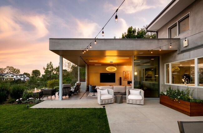 Building Photo - 2344 Banyan Dr