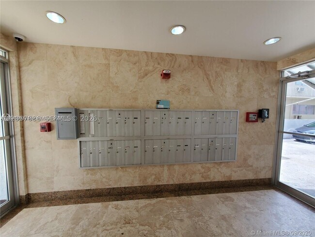 Building Photo - 1345 West Dr