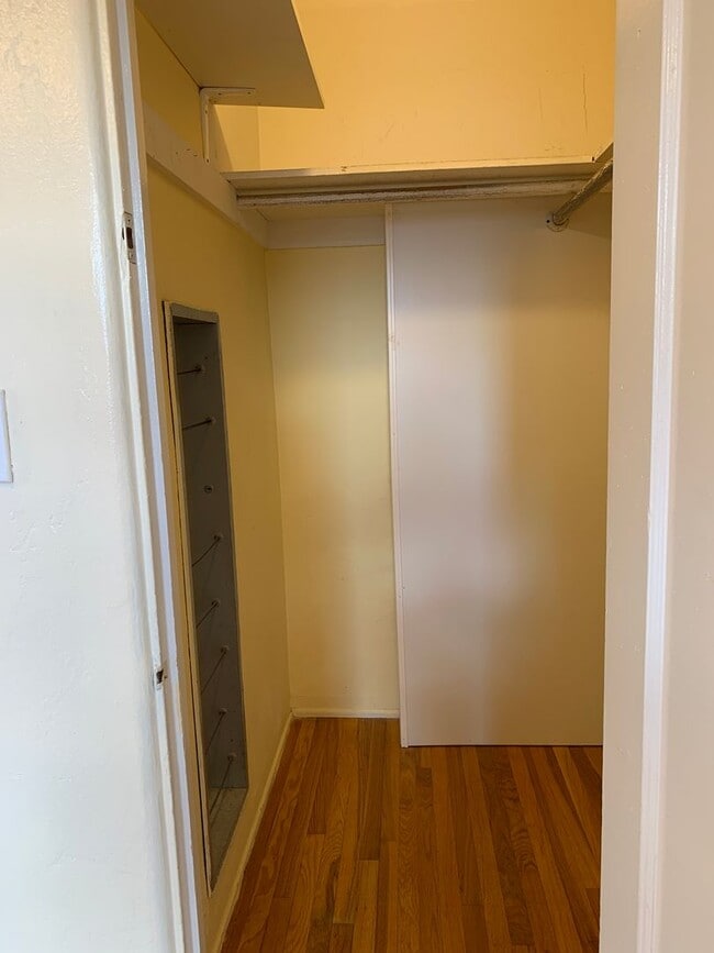 Building Photo - Spacious 1 bedroom