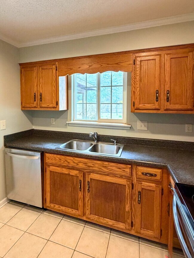 Building Photo - Spacious 3BR/2BA Home with Bonus Spaces & Large Fenced Yard