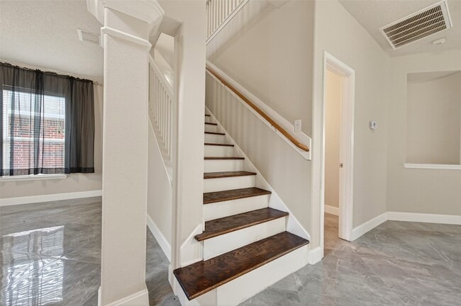 Building Photo - 2610 Argos Dr