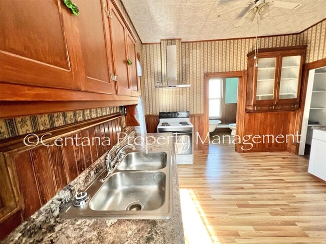 Building Photo - Historic home centrally located and beauti...