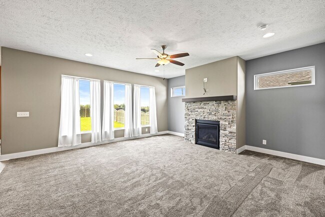 Building Photo - AVAILABLE NOW!