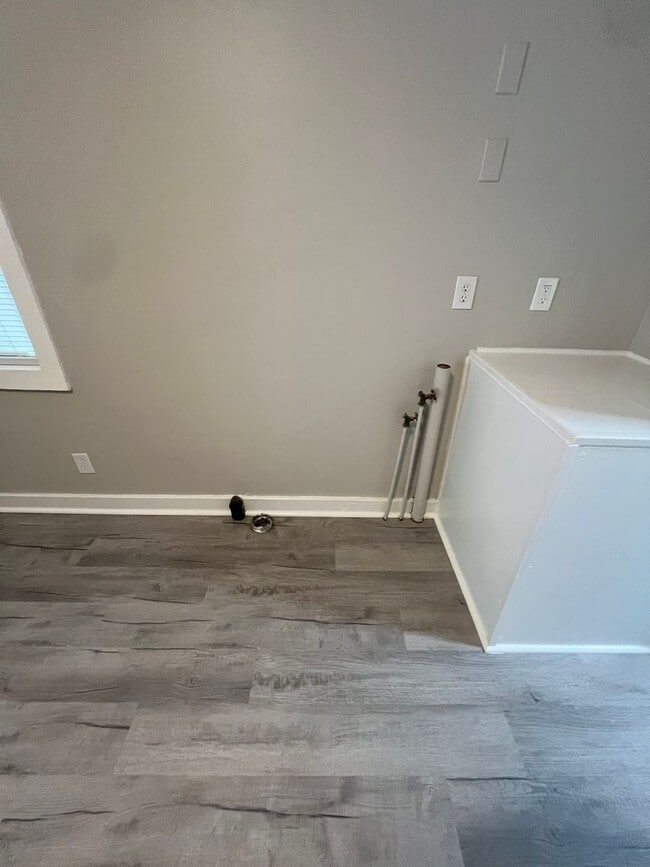 Building Photo - Remodeled 2 Bedroom in Camp North End area