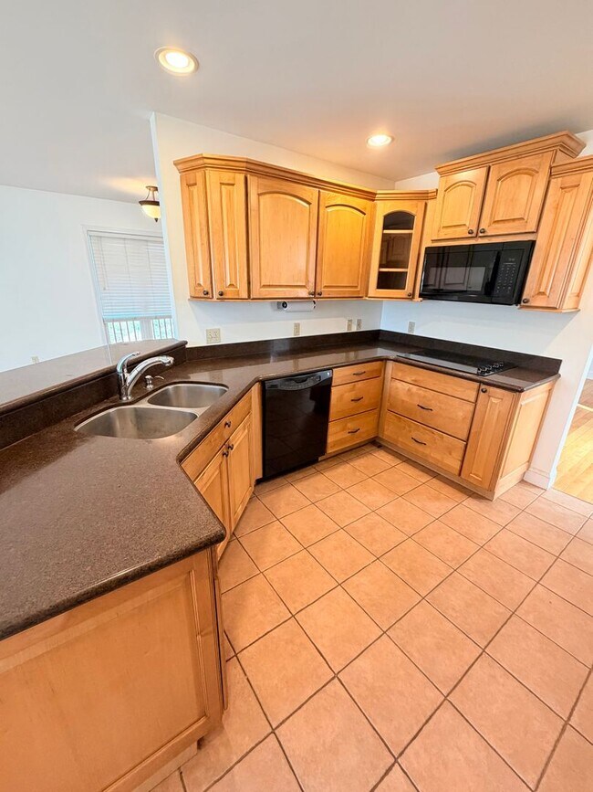 Building Photo - Spacious 3 Bed, 3.5 Bath Home - Convenient Mars Hill Location