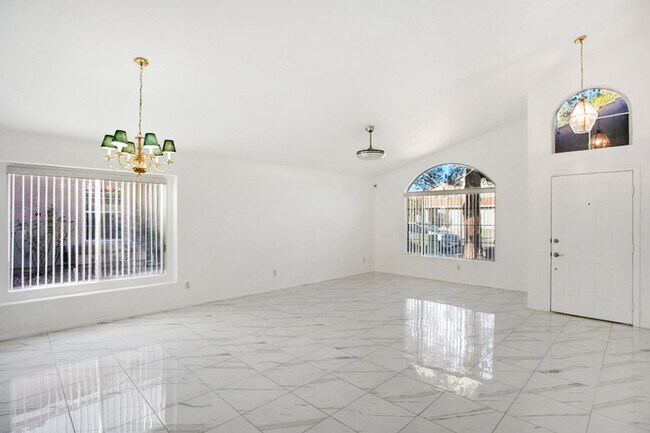 Building Photo - Single Story, 3 Bedroom, Peccole Ranch Beauty