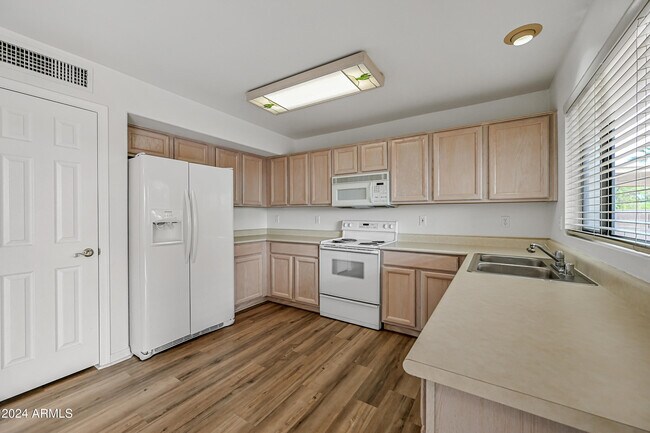 Building Photo - 2031 W Tracy Ln