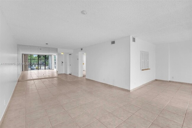 Building Photo - 1000 Parkview Dr