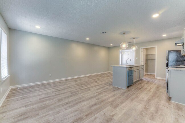 Building Photo - Gorgeous renovation!