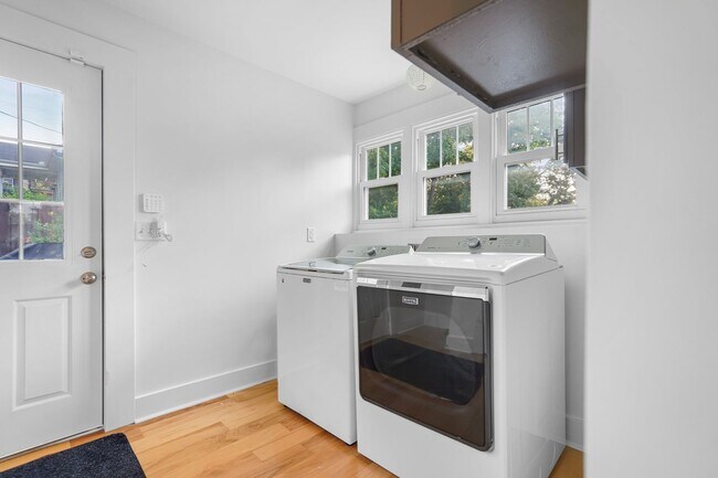 Building Photo - 520 Elgin St