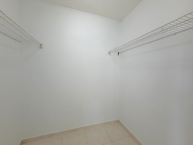 Building Photo - 2704 Knight Ln