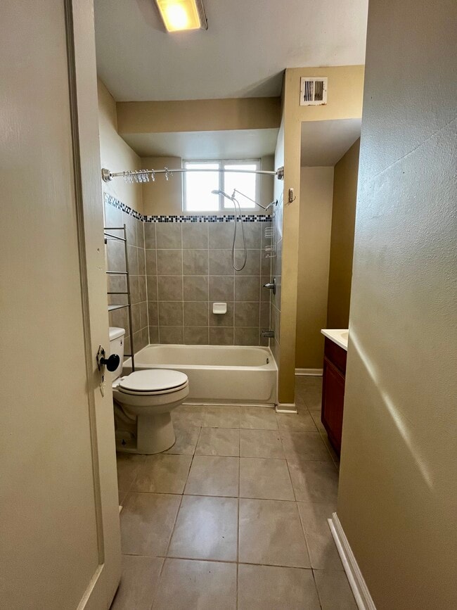 Building Photo - 2671 Gladiolus St