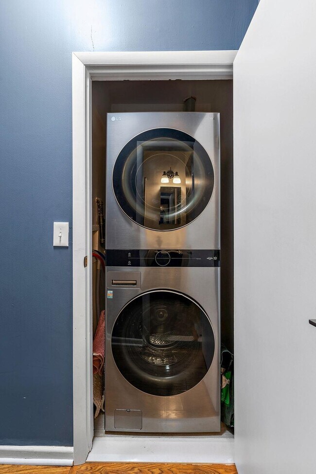 Building Photo - 935 Park Ave