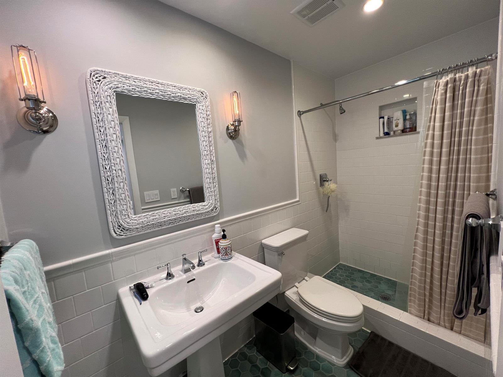 Building Photo - 1653 Poinsettia Dr