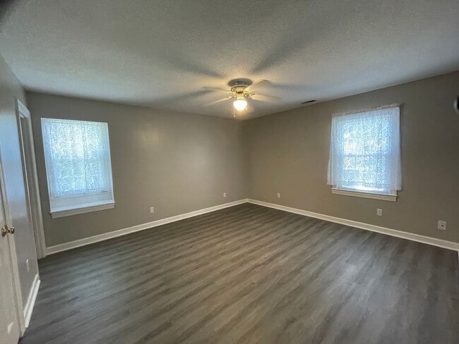 Building Photo - River Bend Rental