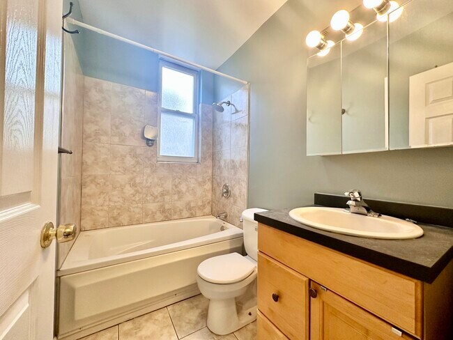 Building Photo - 851 N Ashland Ave