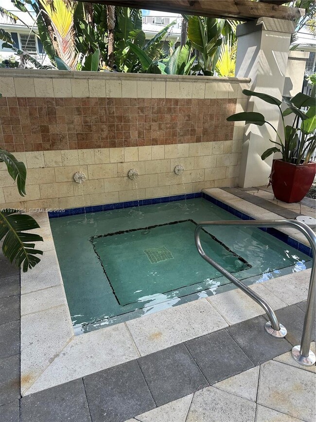 Building Photo - 2421 NE 65th St