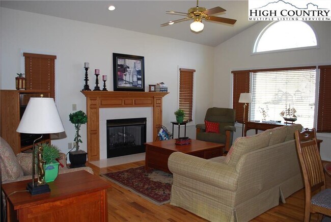 Building Photo - 421 E Landing Dr