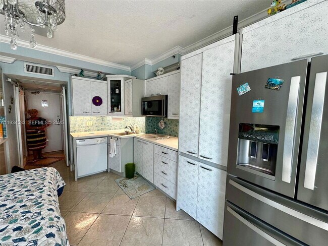 Building Photo - 6345 Collins Ave