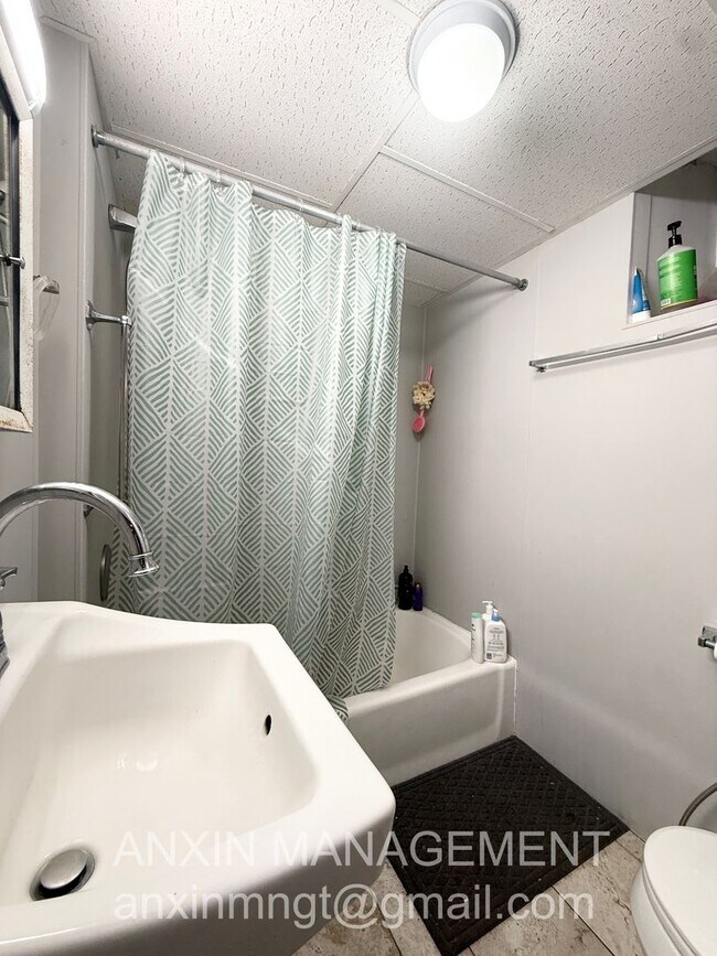 Building Photo - 71 Gardner St