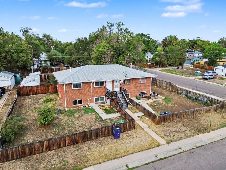 Front of unit/exclusive use fenced yard - 105 S Meade St