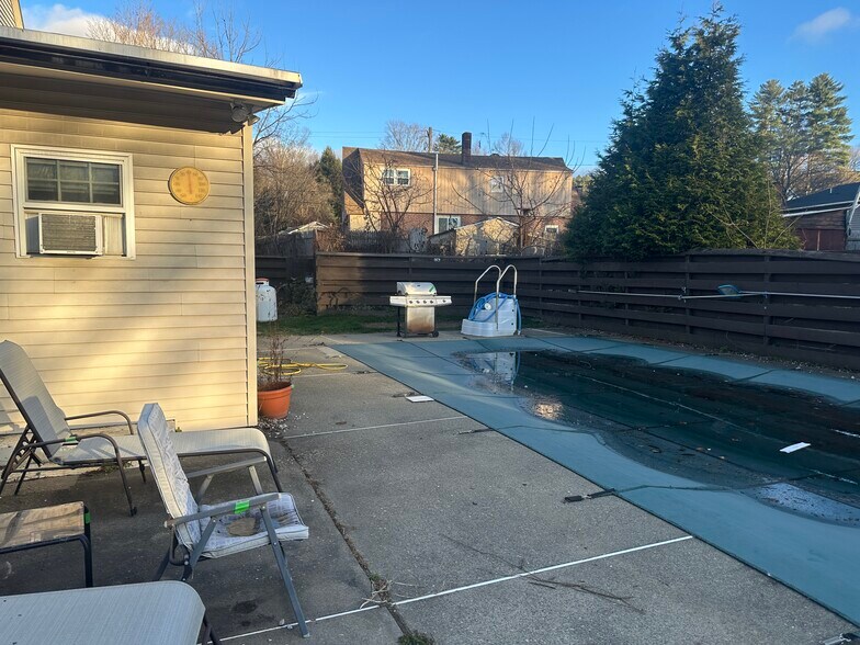 Building Photo - 4 Maple Ave