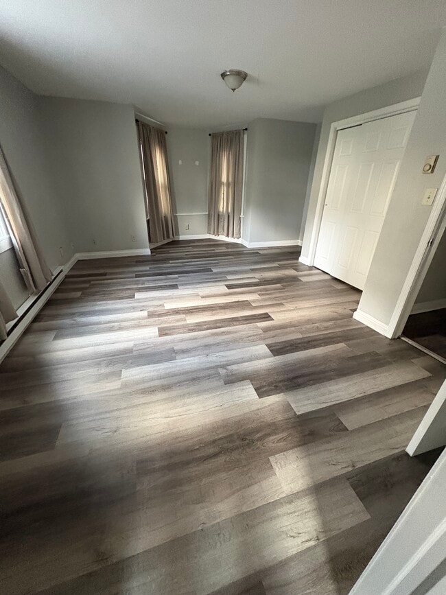 Building Photo - 633 Main St