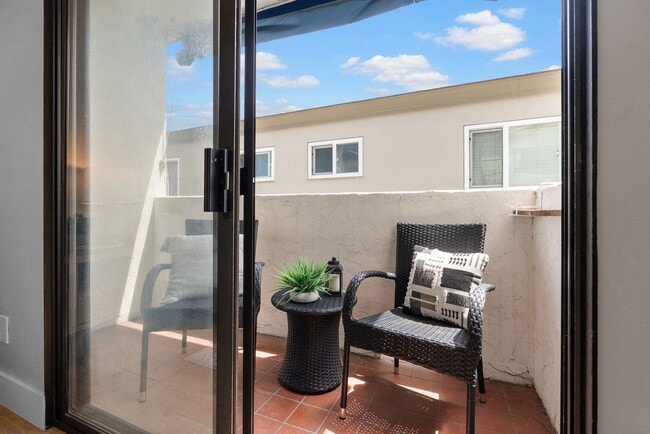 Building Photo - Charming 2 Bedroom 2 Bath In Beautiful Hil...