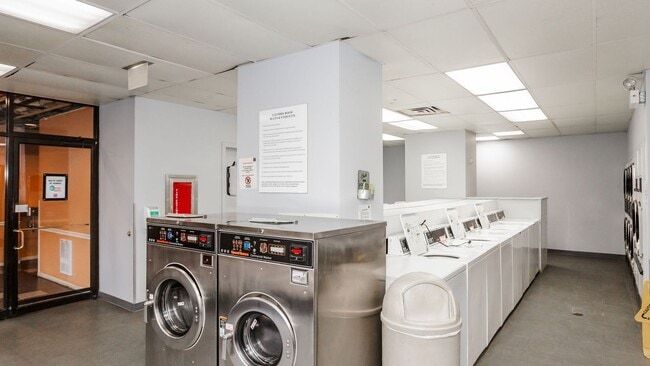 Building Photo - 899 S Plymouth Ct