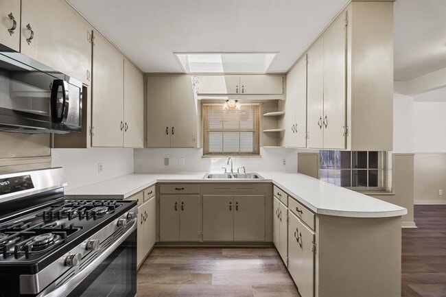 Building Photo - 1702 Ridgemont Dr