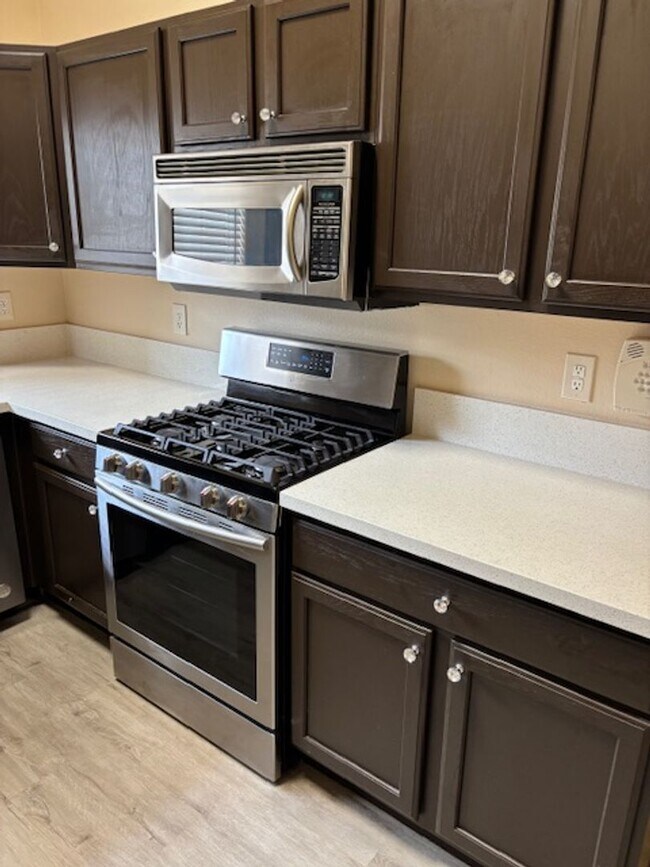 Building Photo - Beautiful, spacious top-floor 2-bedroom, 2-bathroom condo in the Southwest