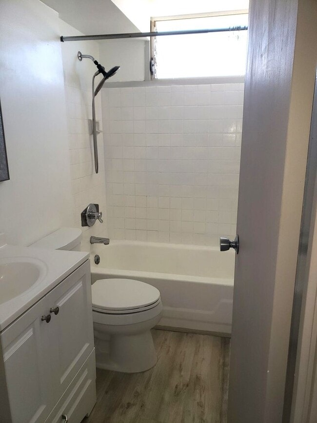 Building Photo - Century Park Plaza Condo - 1 bedroom, 1 bath, 1 parking - Avail 11/9/24