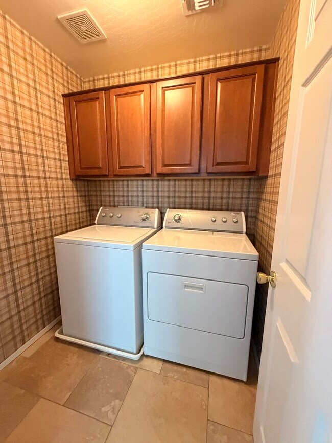 Building Photo - Two Story 3Bdm 2.5Ba Tolleson Home