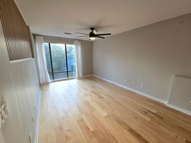 Building Photo - Spacious 2/2 Oak Lawn Condo w/ All Applian...