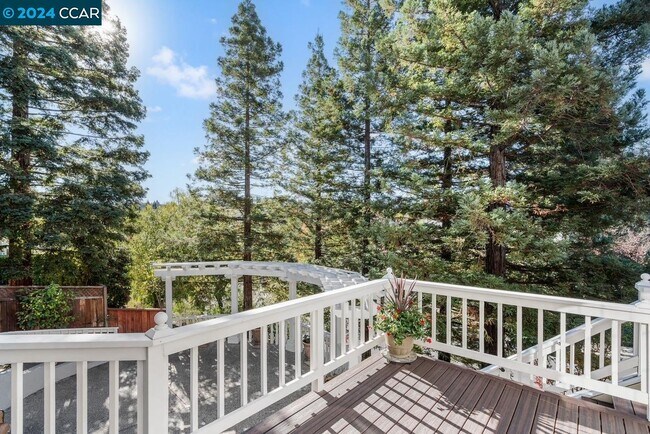 Building Photo - 3040 Stonegate Dr