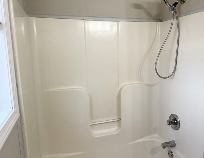 Building Photo - 3 Bedroom 2 Bathroom Open Kitchen