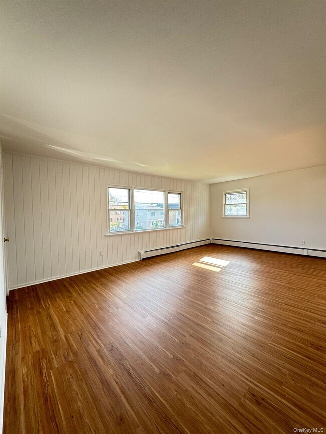 Building Photo - 131 Roslyn Rd
