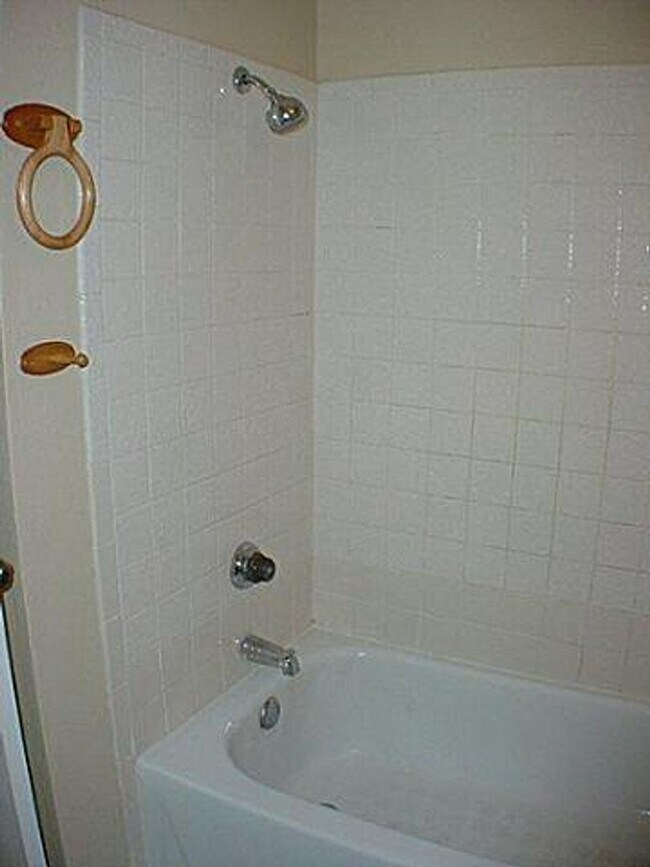 Building Photo - 5630 Brookview Ct