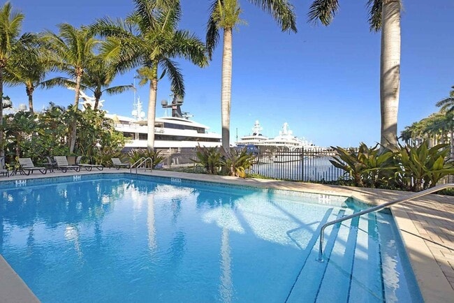 Building Photo - Top Floor Waterfront Condo - Renovated 1 B...