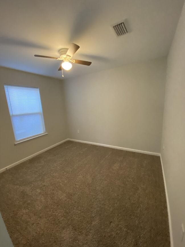 Building Photo - 401 Raven Ln