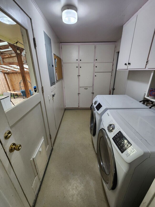 Building Photo - MOVE-IN SPECIAL $500 OFF!  2BD/1BA House with Bonus Room (Extra Bedroom)!