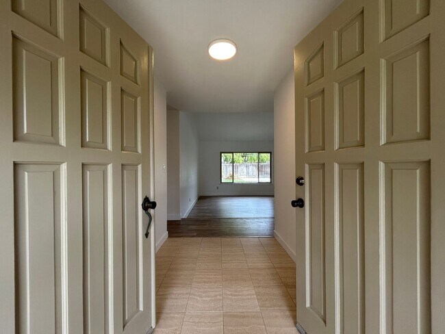 Building Photo - Spacious 4-Bedroom 2.5 Bath Single-Story H...