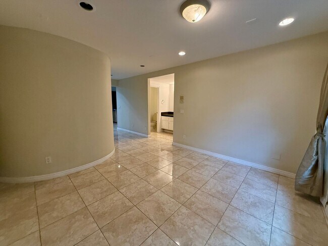 Building Photo - 9 Rooms  6 Bedroom 4 baths Granite Kitchen Executive Home For $5990