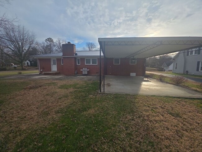 Building Photo - 3-Bedroom Home with Fireplace and Covered Patio in Sparta