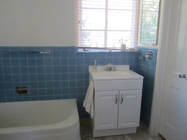 Building Photo - Classic Home Near Golf Course