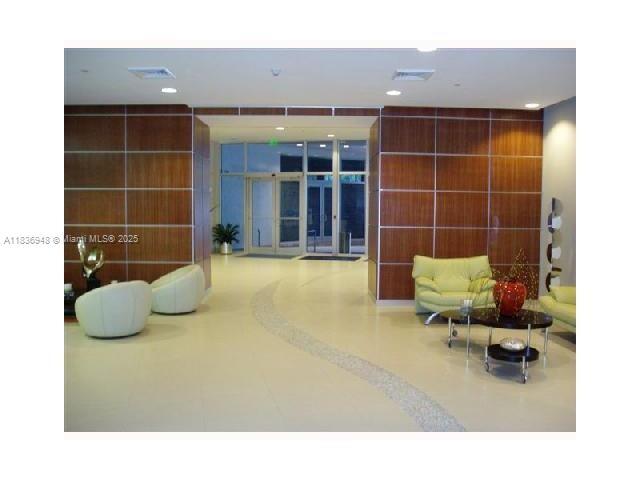 Building Photo - 1750 N Bayshore Dr