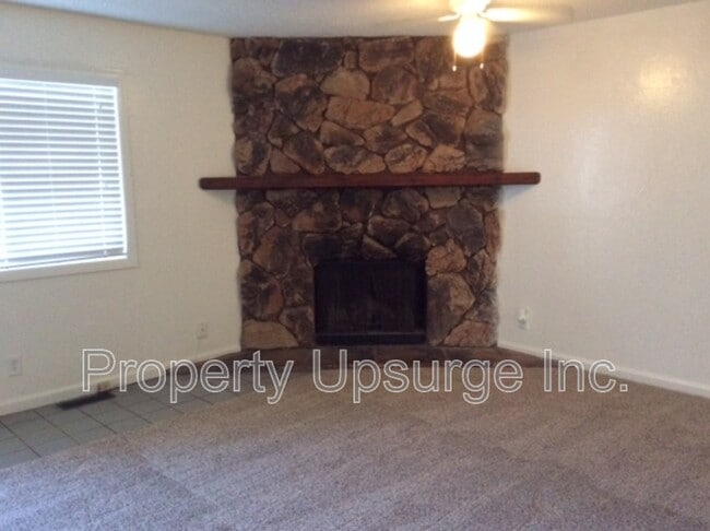 Building Photo - 209 W 10th St