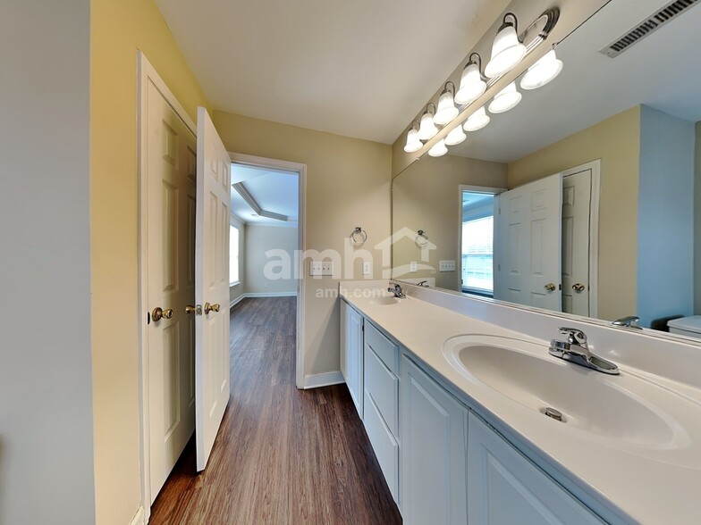 Building Photo - 101 Sedge Meadow Dr