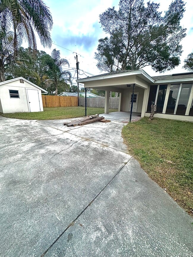 Building Photo - 1050 Nokomis St