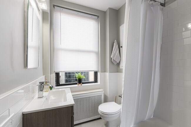 Building Photo - 2000 N Lincoln Park W